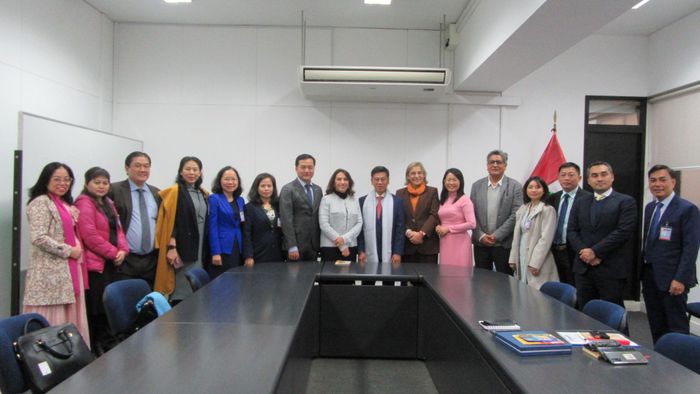  Đoàn đại biểu TPHCM tại buổi làm việc với bà Teresa Mera Gómez, Thứ trưởng Bộ Thương mại Peru và bà Madeleine Burns Vidaurrazaga, Thứ trưởng Bộ Du lịch Peru. Ảnh: PHƯƠNG NAM 