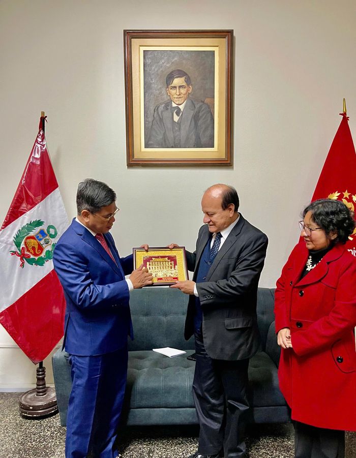  Phó Chủ tịch UBND TPHCM Nguyễn Văn Dũng tặng quà lưu niệm cho Tổng Bí thư Đảng Cộng sản Peru Domingo Cabrera Toro. Ảnh: PHƯƠNG NAM 