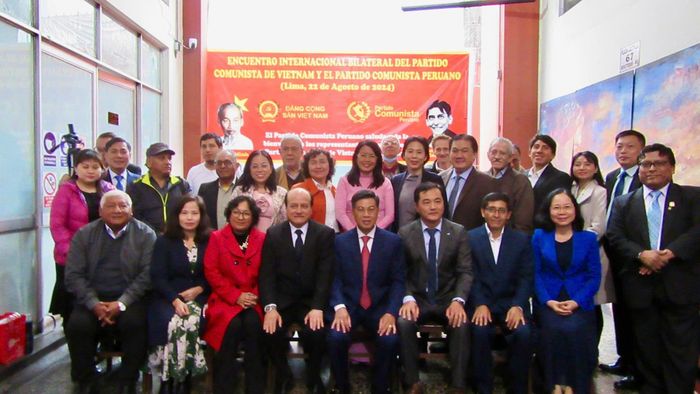  Đoàn đại biểu TPHCM chụp hình lưu niệm cùng đại diện Đảng Cộng sản Peru 