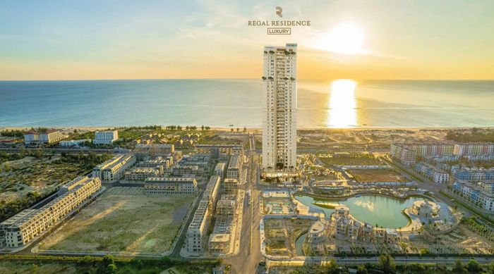 Vị trí hiếm có của dự án, nằm trên bán đảo tỷ phú, trước mặt là biển Bảo Ninh, sau lưng là sông Nhật Lệ, đằng xa là dãy Trường Sơn.