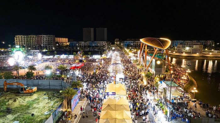 Màn đêm lấp lánh ánh đèn phố hội và nhạc nước cùng hàng nghìn cư dân và du khách tại khu đô thị Regal Legend.