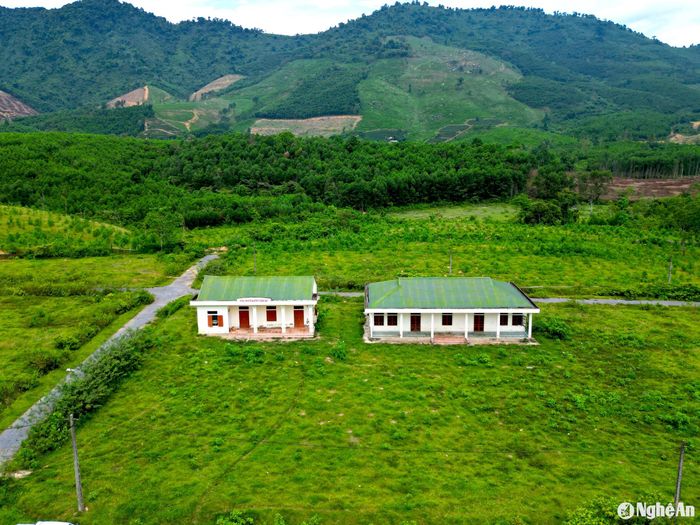 Nhà học mầm non, nhà văn hóa cộng đồng được đầu tư xây dựng tại khu tái định cư Khe Mừ. Ảnh: Văn Trường