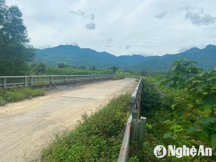 Cây cầu cứng đầu tư vào khu tái định cư Khe Mừ. Ảnh: Văn Trường