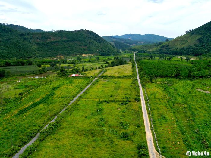 Con đường dẫn vào khu tái định cư Khe Mừ được rải nhựa nhưng không có ai lưu thông. Ảnh: Văn Trường