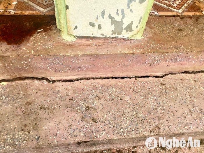 Bậc thềm nhà văn hóa cộng đồng đã bị nứt nẻ, xuống cấp. Ảnh: Văn Trường