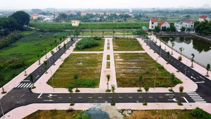 Khu quy hoạch gồm 19 lô đất tại xã Tiền Yên, huyện Hoài Đức (Hà Nội) có giá đấu kỷ lục là 133,3 triệu/m2 , cao 18 lần so với giá khởi điểm là 7,3 triệu/m2.