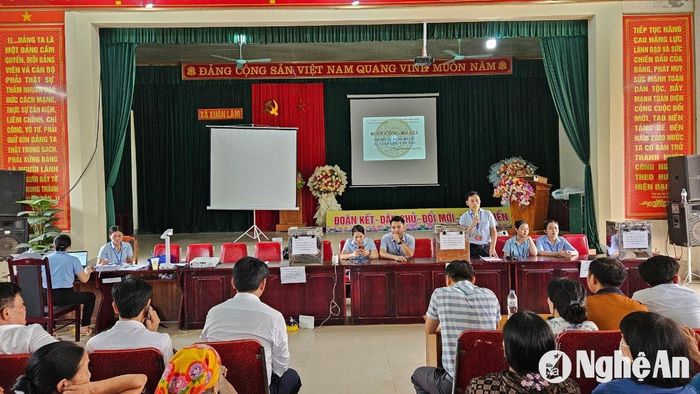 Trung tâm Dịch vụ đấu giá tài sản Sở Tư pháp tổ chức phiên đấu giá đất tại Xuân Lâm (Nam Đàn). Ảnh: Nguyễn Hải
