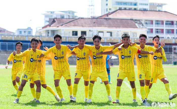 Niềm vui của các cầu thủ U15 Sông Lam Nghệ An sau khi đánh bại U15 Quảng Nam với tỷ số đậm. Ảnh: Đức Anh