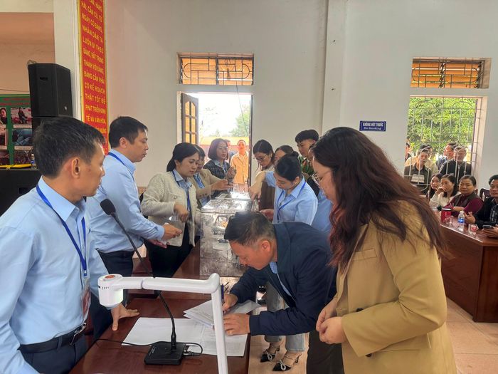 Trung tâm Dịch vụ đấu giá tài sản, Sở Tư pháp Nghệ An mở thùng phiếu đấu giá trước sự chứng kiến của đại diện UBND huyện và người tham gia đấu giá. Ảnh: Nguyễn Hải