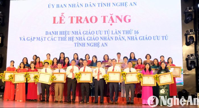 Thừa ủy quyền của Chủ tịch nước, đồng chí Phó Chủ tịch UBND tỉnh và Thái Văn Thành - Giám đốc Sở Giáo dục và Đào tạo trao tặng danh hiệu Nhà giáo Ưu tú cho các nhà giáo. Ảnh: Mỹ Hà