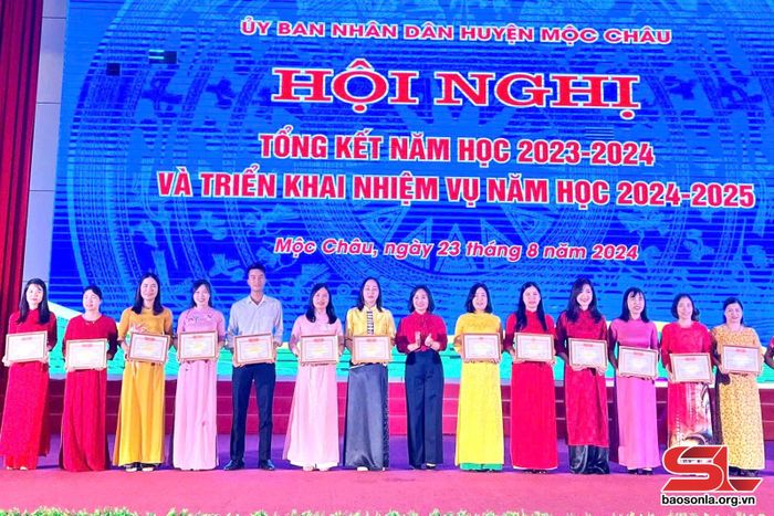 UBND huyện tặng danh hiệu Chiến sĩ thi đua cấp cơ sở cho các cá nhânp chú thích