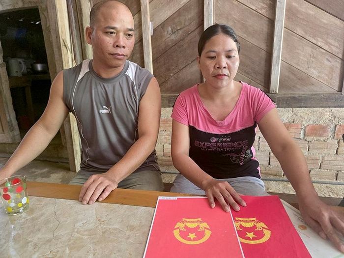  Chị A Viết Thị Nós bên cạnh chồng bày tỏ niềm hạnh phúc được trở thành công dân Việt Nam 