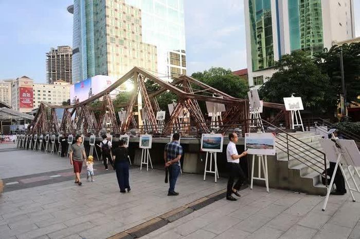 Tiểu cảnh cầu Long Biên tái hiện một phần cây cầu biểu tượng lịch sử của Thủ đô