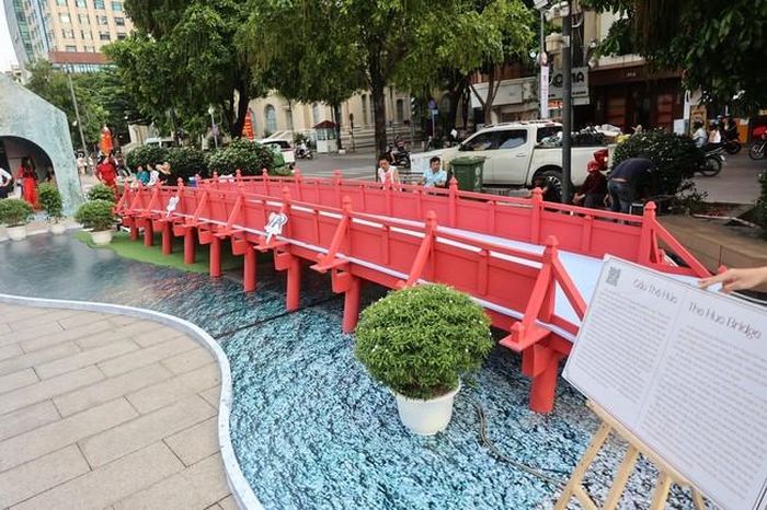 Biểu tượng cầu Thê Húc được dựng lại trên phố đi bộ Nguyễn Huệ (Quận 1)