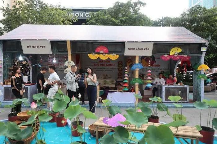 Các không gian tái hiện làng nghề truyền thống được phục dựng giống như các khu phố cổ ở Hà Nội
