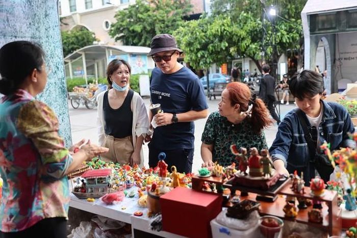 Người dân tham quan, trải nghiệm các gian hàng đồ thủ công mỹ nghệ
