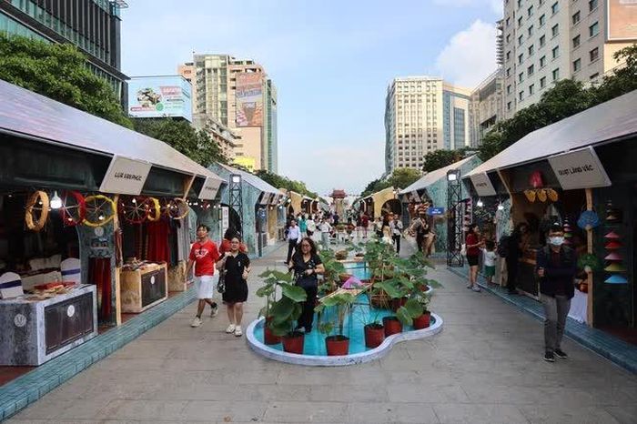 Quang cảnh gian hàng nghệ thuật truyền thống đậm chất Thủ đô Hà Nội được đặt tại phố đi bộ Nguyễn Huệ (Quận 1)