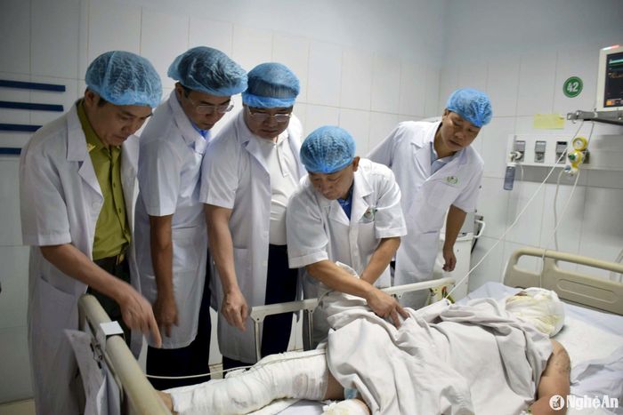 Động viên, thăm hỏi anh Trịnh Văn Hà. Ảnh: Phú Hương