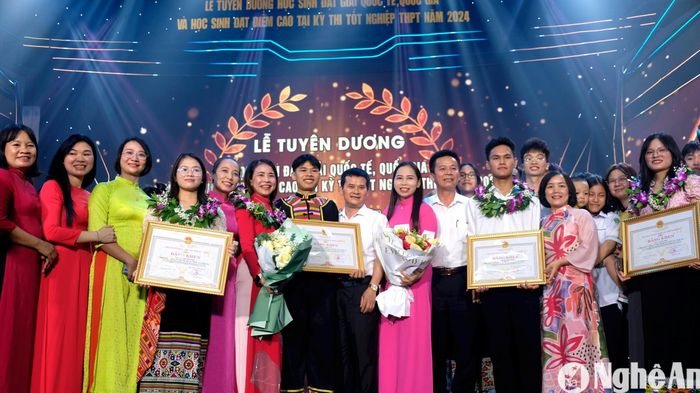 Niềm vui của thầy và trò Trường PT Dân tộc nội trú THPT số 2 trong Lễ tuyên dương học sinh đạt điểm cao. Ảnh: Mỹ Hà