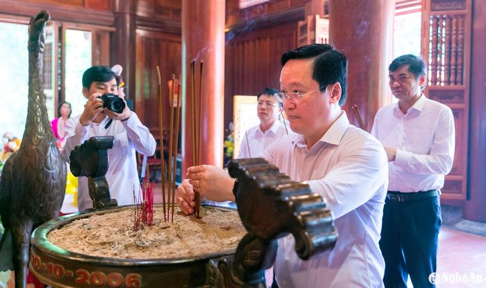Đồng chí Nguyễn Đức Trung - Phó Bí thư Tỉnh ủy, Chủ tịch UBND tỉnh dâng hương tưởng niệm Chủ tịch Hồ Chí Minh. Ảnh: Đức Anh