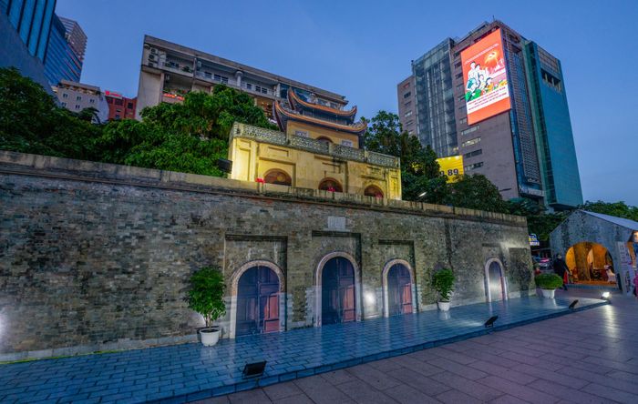 Cổng Đoan Môn, cổng chính phía nam của Hoàng Thành Thăng Long lung linh trong ánh sáng của hoàng hôn.