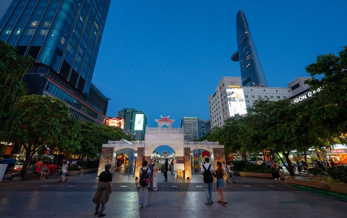 Tuyến phố dài khoảng 500m được trang trí các mô hình mô phỏng công trình kiến trúc biểu tượng, tiểu cảnh, gian hàng xưa, làng nghề, tranh ảnh, khu ẩm thực... của thủ đô Hà Nội