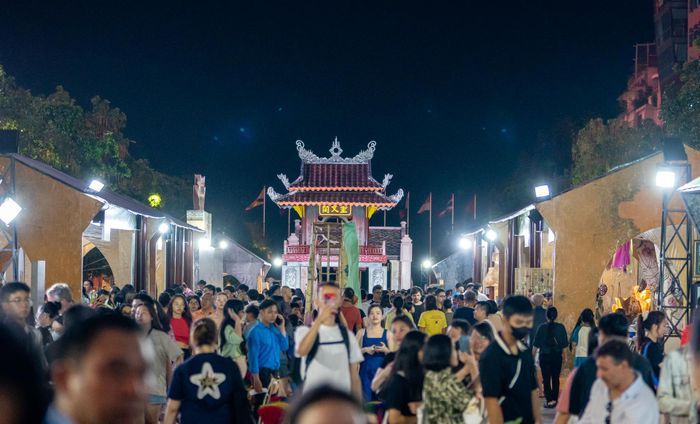 Sự kiện thu hút rất đông du khách đổ về.