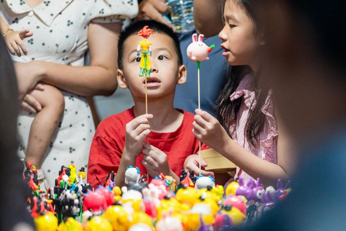 Tại đây còn có các gian hàng ẩm thực đặc trưng của Hà Nội, các hàng quà tặng thủ công mỹ nghệ của Hà Nội hay đơn giản là những nhân vật tò hè được các bạn trẻ phương nam thích thú đón nhận.