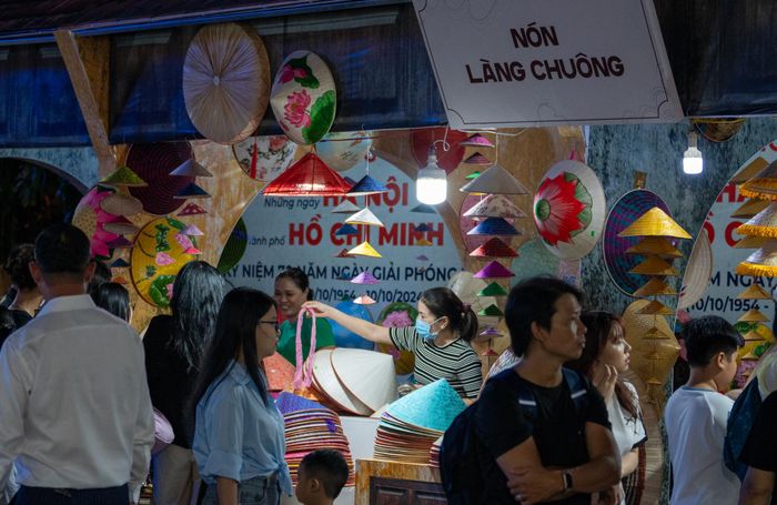 Những sản vật, làng nghề truyền thống của Hà Nội cũng góp mặt tại sự kiện.