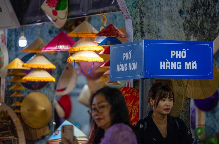 Đặc trưng 36 phố phường nơi mỗi con phố là nơi lưu giữ những di sản lịch sử, văn hóa của thành phố, mang đến một bức tranh đa sắc màu về cuộc sống và nét đẹp truyền thống của người Hà Nội.