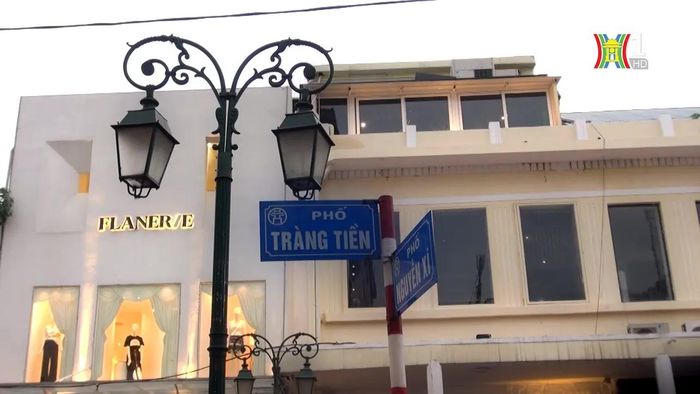 Suốt dọc tuyến đường tràn ngập ánh sáng khi phố lên đèn...