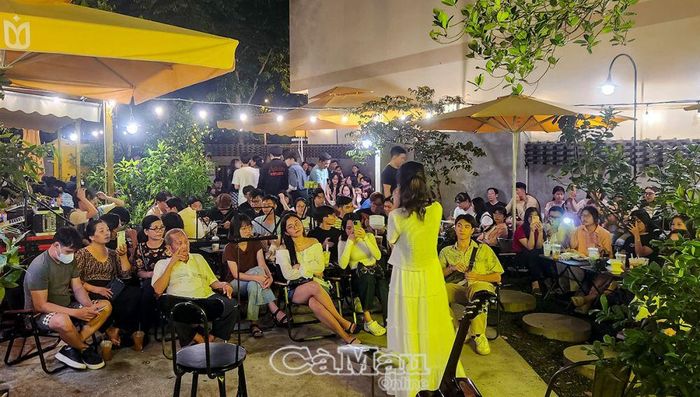 Ngoài các bạn trẻ, còn có người lớn, phụ huynh đến cổ vũ, góp phần tạo thêm động lực, thành công cho đêm nhạc.