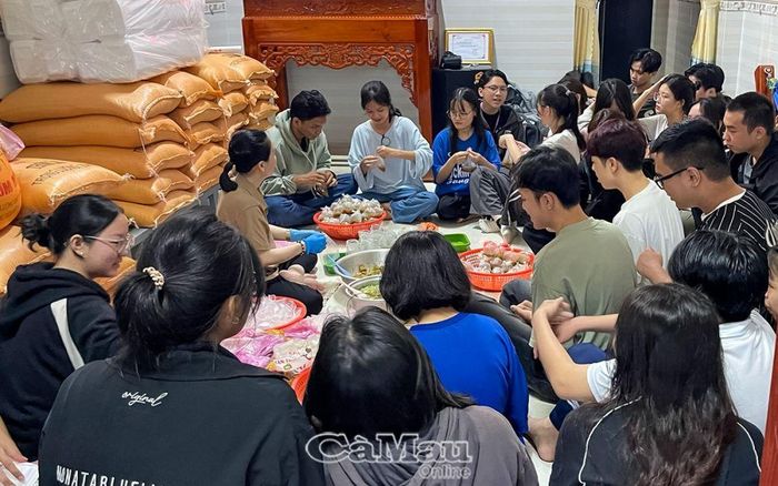 Các bạn xắn tay cùng Bếp ăn tình thương Thái Nguyên chuẩn bị các suất ăn. Ảnh: TÀI KIÊN
