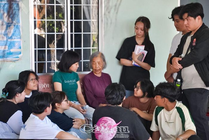 Thăm hỏi, tạo niềm vui cho các cụ già tại Trung tâm Bảo trợ xã hội. Ảnh: TÀI KIÊN