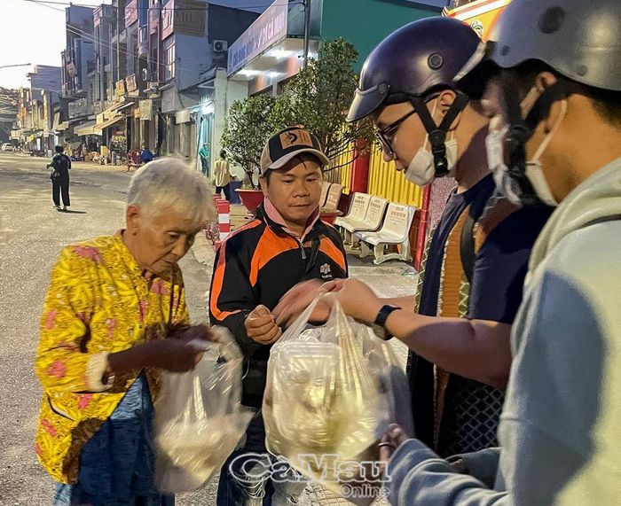 Tham gia phát cơm từ thiện cũng giúp các bạn có những trải nghiệm thực tế và biết quan tâm sẻ chia với công đồng. Ảnh: TÀI KIÊN