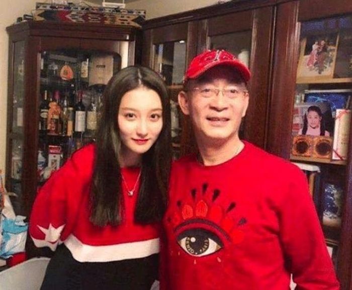 Con gái của Lục Tiểu Linh Đồng xuất hiện hiếm hoi trong bức ảnh chụp với cha hồi 2019