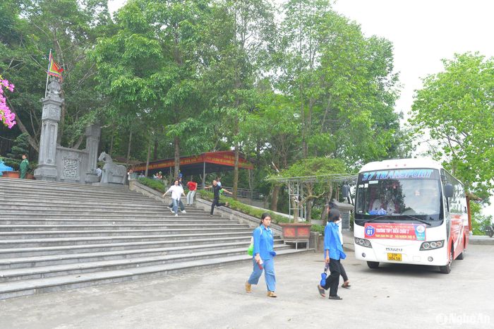 Khu vực núi Quyết, phường Trung Đô, thành phố Vinh hàng ngày có nhiều đoàn khách tham quan du lịch nguy cơ cháy rừng cao. Ảnh: Văn Trường