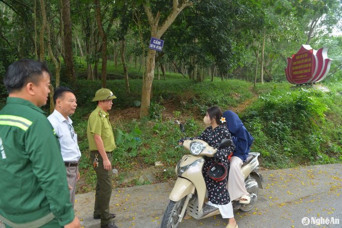 Kiểm soát người vào, ra tại khu vực núi Quyết, phường Trung Đô, thành phố Vinh.