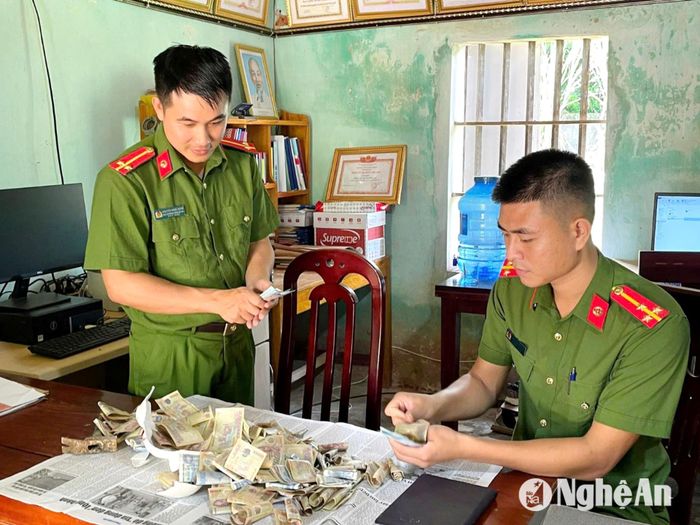 Công an xã Nghĩa Lạc (Nghĩa Đàn) "nuôi lợn đất" để hỗ trợ các hộ khó khăn trên địa bàn. Ảnh: Mai Phượng