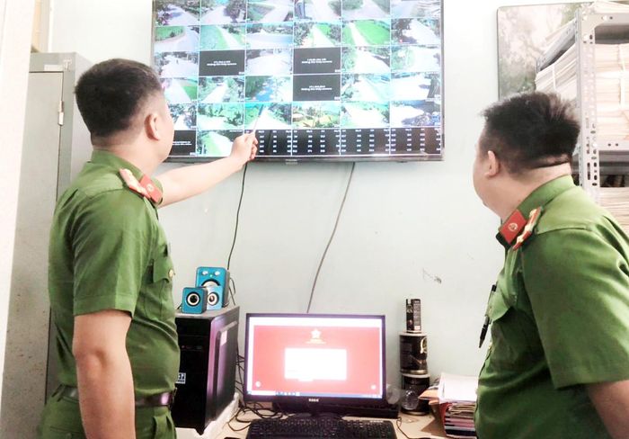 Công an xã Nghĩa Hội (Nghĩa Đàn) nắm bắt tình hình địa bàn qua hệ thống camera an ninh. Ảnh: Mai Phượng