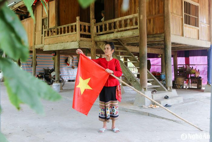 Cũng như nhiều người dân ở các làng bản trên địa bàn huyện Tương Dương, gia đình bà Lô Thị Lan, ở bản Chắn, thị trấn Thạch Giám cũng chủ động treo cờ Tổ quốc đón chào ngày Tết Độc lập. Bà Lan bộc bạch “Ngày nay, được sống trong hòa bình và độc lập chính là nhờ cha ông trước đây đã anh dũng hy sinh để bảo vệ Tổ quốc. Tôi thấy treo cờ Tổ quốc vào dịp Quốc khánh là một cách thể hiện tình cảm, sự biết ơn và sự trân trọng công lao trời biển đó”. Ảnh: Đình Tuân