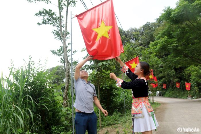 Ở các xã vùng biên khác như Na Ngoi, Nậm Càn, Na Loi, Keng Đu… nhiều tuyến đường được đoàn viên. thanh niên biến thành “đường cờ kiểu mẫu” với cột cờ được hàn gắn chắc chắn. Ảnh: Đào Thọ