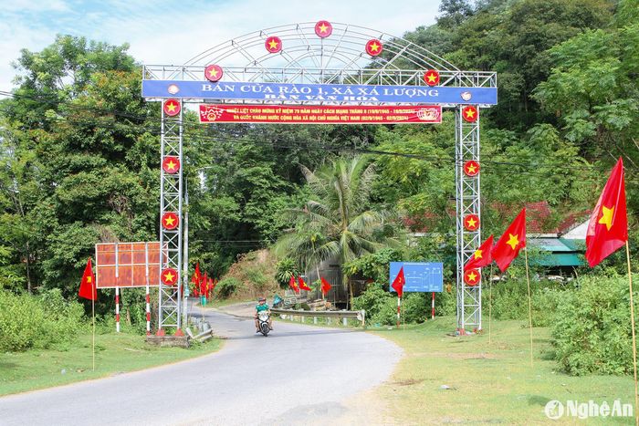 Cửa ngõ của bản Cửa Rào 1, xã Xá Lượng (Tương Dương) rực rỡ cờ, băng rôn, khẩu hiệu chào mừng ngày Tết Độc lập. Ảnh: Đình Tuân