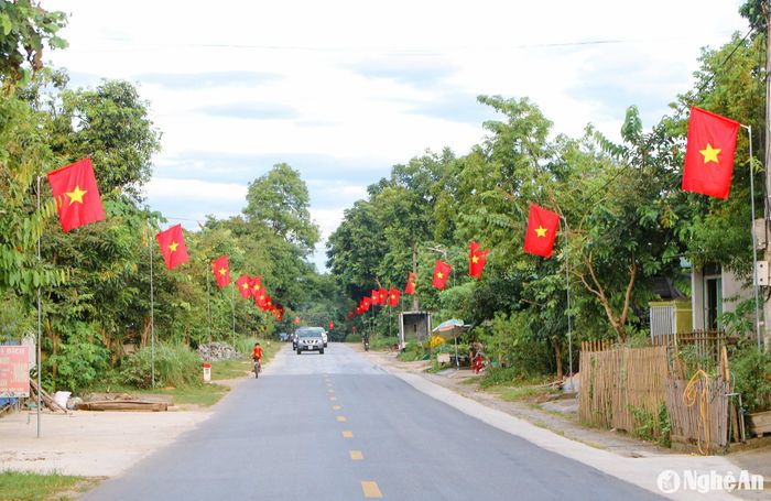 Tại huyện Tương Dương, người dân các xã, thị trấn cũng triển khai công trình đường cờ dọc các tuyến quốc lộ, tỉnh lộ. Theo ghi nhận, cột cờ được làm bằng sắt và đồng nhất từ kích cỡ đến kiểu thiết kế; đế cột cờ được thiết kế cơ động có thể tháo lắp dễ dàng. Ảnh: Đình Tuân