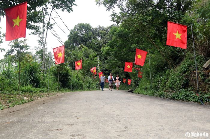 Để chuẩn bị cho ngày lễ lớn của năm, những ngày này, đồng bào các dân tộc thiểu số ở vùng biên xã Nậm Cắn (Kỳ Sơn) đã bắt đầu trang hoàng trên các con đường chính của xã bằng những lá cờ Tổ quốc đỏ thắm. Ảnh: Đào Thọ
