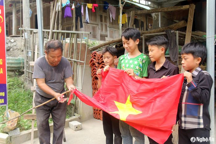 Ông Xồng Dua Pó ở bản Trường Sơn (xã Nậm Cắn) cho biết, hàng năm đến ngày Quốc khánh ông đều cùng con cháu và người dân trong bản chuẩn bị cờ Tổ quốc mới mang ra thay lá cờ cũ để đón Tết Độc lập. “Nhờ có Bác, có Đảng người Mông mới có được ngày hôm nay. Không ai trồng cây thuốc phiện mà đều tu chí làm ăn, bản làng cũng từng ngày được đổi mới. Người Mông trong bản mừng lắm”, ông Pó chia sẻ. Ảnh: Đào Thọ