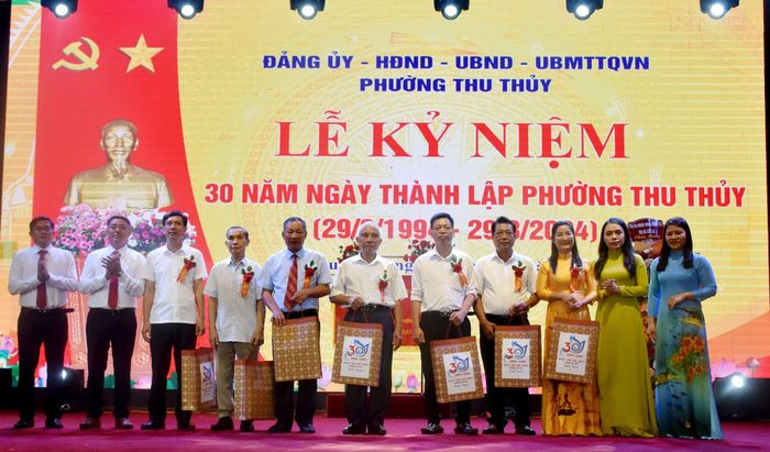 Tặng quà nguyên lãnh đạo phường Thu Thủy qua các thời kỳ. Ảnh: Thu Hương