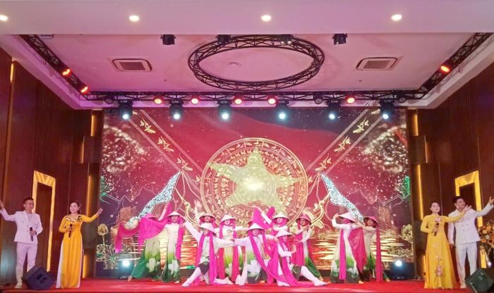 Chương trình văn nghệ chào mừng được dàn dựng công phu, ấn tượng. Ảnh: Thu Hương