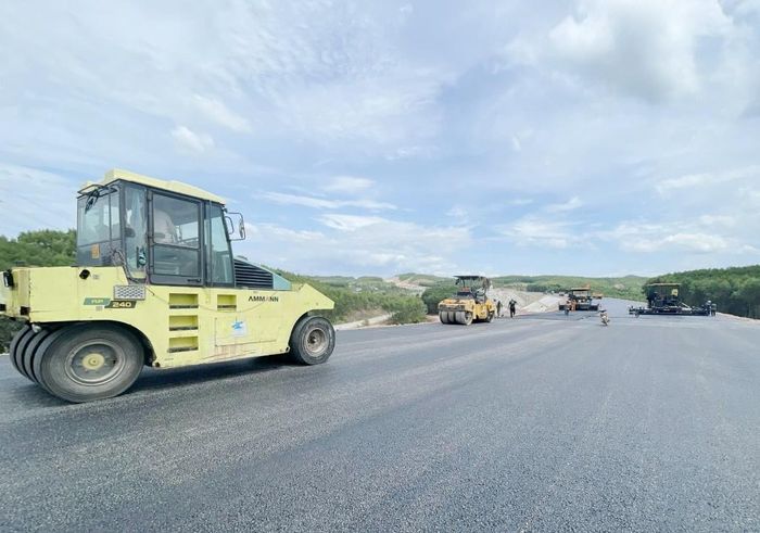Nhiều đoạn đã được thảm các lớp bê nhựa mặt đường, chuẩn bị hoàn thiện thi công theo phương án "cuốn chiếu".