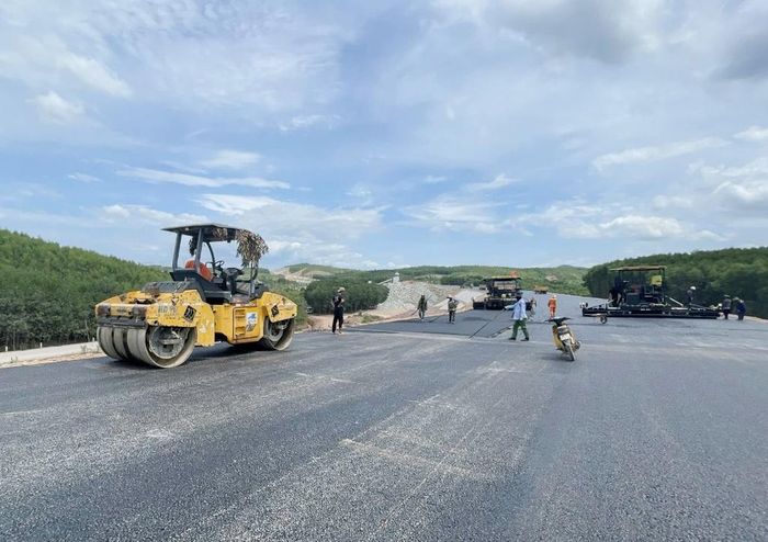 Những đoạn dự án cao tốc Vũng Áng - Bùng đang thảm các lớp nhựa mặt đường cuối cùng, hiện hình hài.